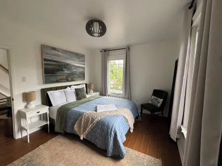 Bright fresh with Harbour views close to everything!