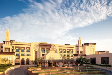 Saadiyat Rotana Resort & Villas Отели рядом с достопримечательностью «Яс»