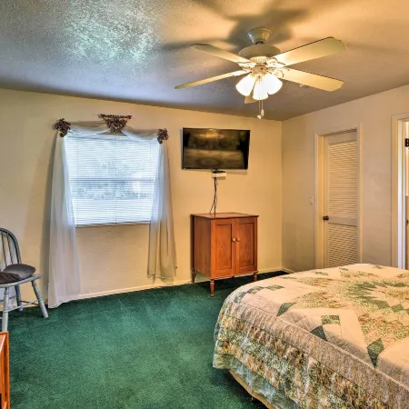 Sandford Vacation Rental Near Airport and Lake!