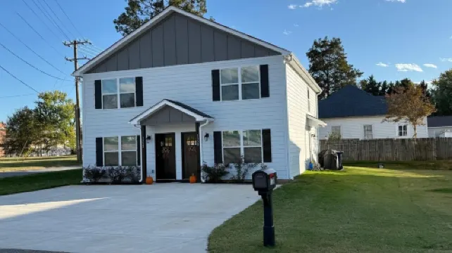 Modern 3-Bedroom Apartment In Hickory, Close to Everything!