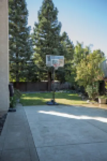 Travelers Dream! Large Home, Huge Yard, Style & Comfort