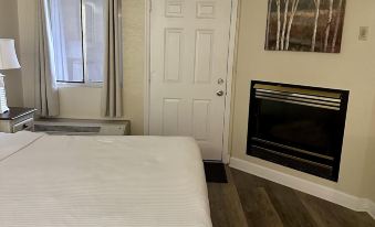 Riverside 209 1Br Condo with Jacuzzi by RedAwning