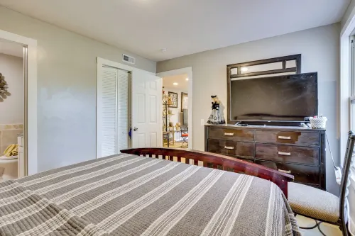 Lakefront Getaway w/ Hot Tub & Yard in OKC! - Apartment