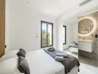 Modern Villa with Heated Pool and Garden