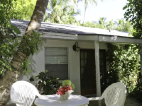 Tingum Village Hotel Hotels in Dunmore Town