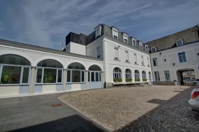 Hôtel de l'Univers Hotels near Place des Heros