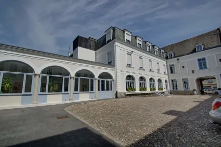 Hôtel de l'Univers Отели рядом с достопримечательностью «Ашан»