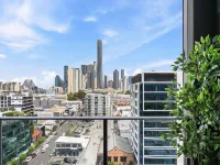 Chic 1 Bed Inner-City Retreat with Pool and Views
