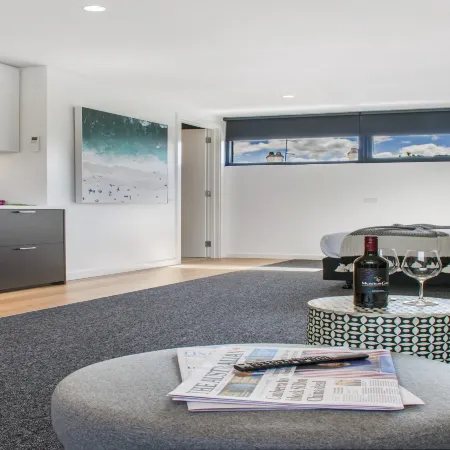 Stylish Studio with Great Amenities near Beachside