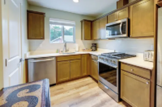 Modern Seatac Gem w/ Fireplace & Smart Tvs! Hotels in 