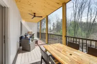 Walk to Beach & Sebago Lake: Luxe Family Getaway! - Wifi