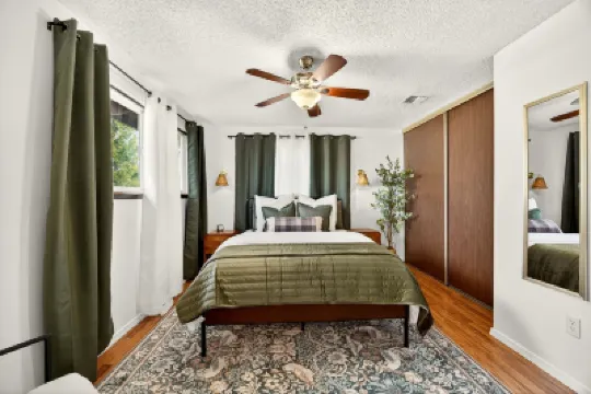 Starwood Sanctuary Hotels near Van Horn Park