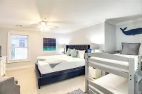 Elegant Tybee Island Townhome, Steps to Beach - 3 stjerner