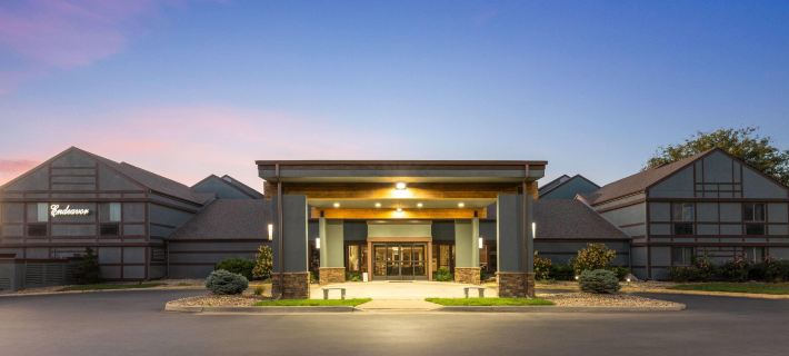 Endeavor Inn & Suites, Trademark Collection by Wyndham Hoteles en Topeka