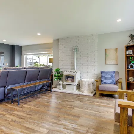 1 Mi to Historic Dtwn: Dog-friendly Everett Home!