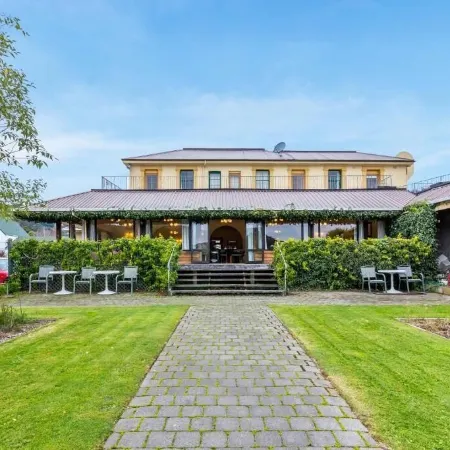 The Grand Hotel & Bar - Akaroa