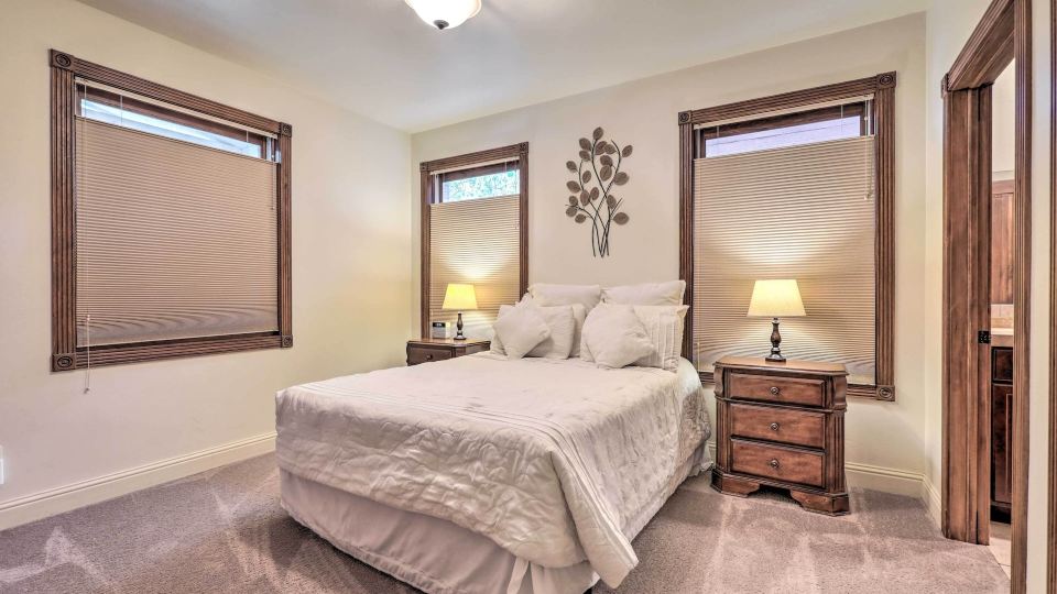 Cozy Central Glenwood Springs Condo w/ 2 Decks!