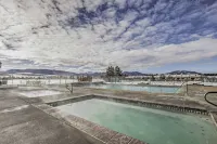 Townhome w/ Club Access on Shuttle Stop - Homestays