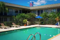 Motel 6 Lantana, FL - Beach