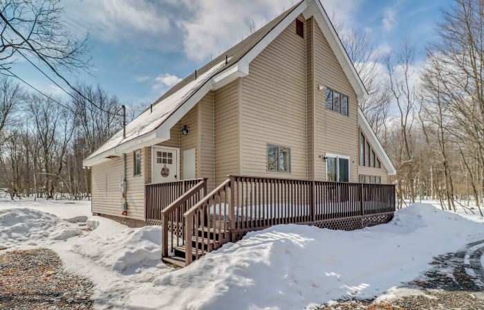 Contemporary House in Lakeside Community! Poconos