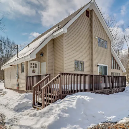Contemporary House in Lakeside Community! Poconos