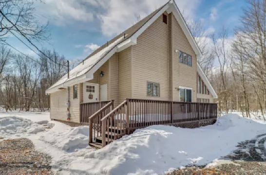 Cabin in Lakeside Community! Poconos Getaway Hotels in 