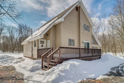 Contemporary House in Lakeside Community! Poconos - Beach