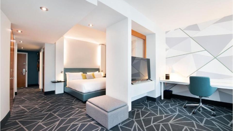 Warwick Le Crystal Montreal