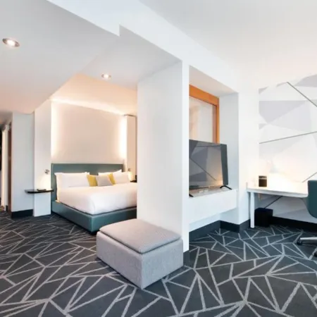 Warwick Le Crystal Montreal