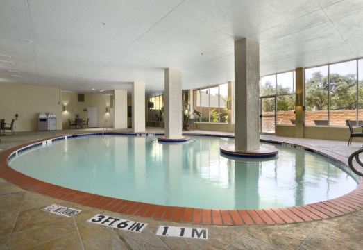 엠버시 스위트 바이 힐튼 댈러스 마켓 센터