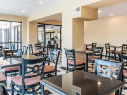 Quality Inn & Suites Mattoon South Hotels in Mattoon