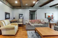 Gassville Group Getaway! Dog-Friendly Home + Yard - 2-Star