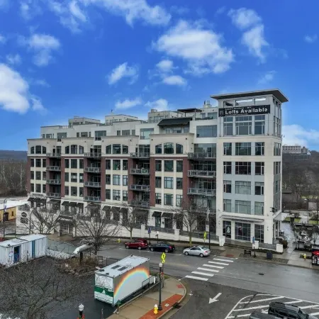 Luxury Condo in Akron Northside District. Level 2 EV Charging complimentary !!