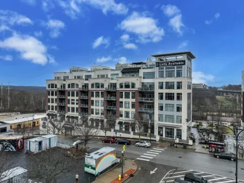 Luxury Condo in Akron Northside District. Level 2 EV Charging complimentary !!