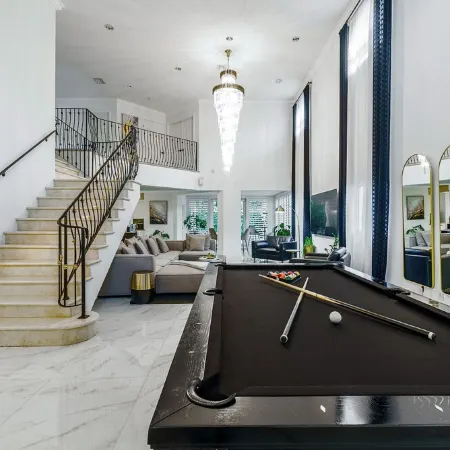 Miami Central: Pool, BBQ, Ping-Pong & Billiards