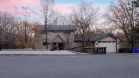 5bdr, Hot Tub, Deck, Firepit Mins to Village & Lake The Hilltop by Avantstay