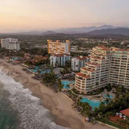 10th Floor Beachfront Luxury Condo Bayview Grand
