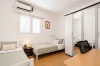 Modern Seaside Apartment with Balcony - Erika,Donja Lastva - 3성급