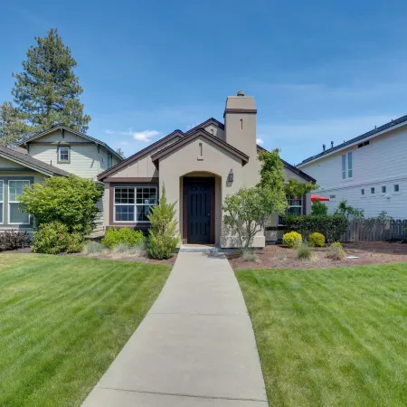 Bend Home: Office, Garage, Parks, Seasonal Pool!