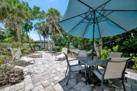 Coastal Home w Hot Tub Firepit and Music Lounge