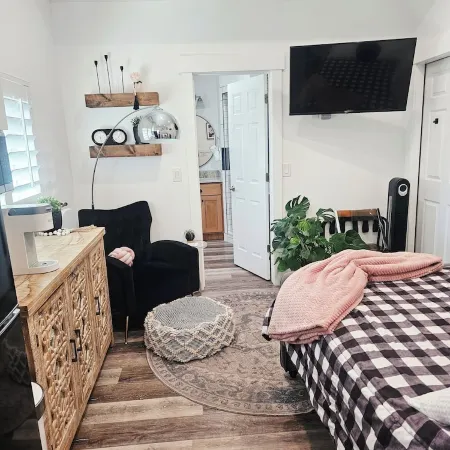 Modern Studio with Washer & Dryer