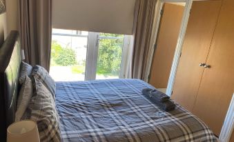 Elegant Riverside Penthouse 2 Bed 2 Bath River Views