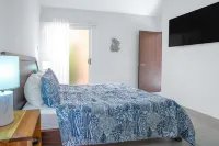 Private Pool & Tropical Style, Minutes From the Beach - Bungalow