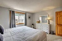 Lincoln Condo w/ Balcony - 6 Mi to Loon Mtn! - موقف سيارات