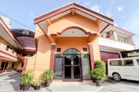 Cempaka Hotel - 2-Star