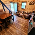 The Windstorm Cabin - Pet-Friendly & a 2-Person Jacuzzi Hot Tub! -  Ferienhäuser