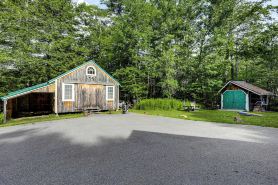 Deck & Fire Pit: Cottage Near Monadnock State Park
