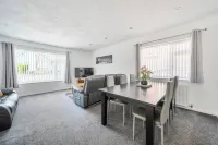3-Beds Sleeps 6 Walking Distance to Castle & Town - parking