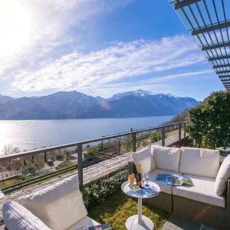 Penthouse-LakeView-AC-Private Garden