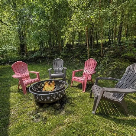 Private 2Br Cabin Fireplace, Deck + Firepit